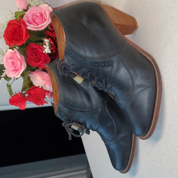 J SHOES sidesaddle leather booties (sz 9) - Picture 2 of 9